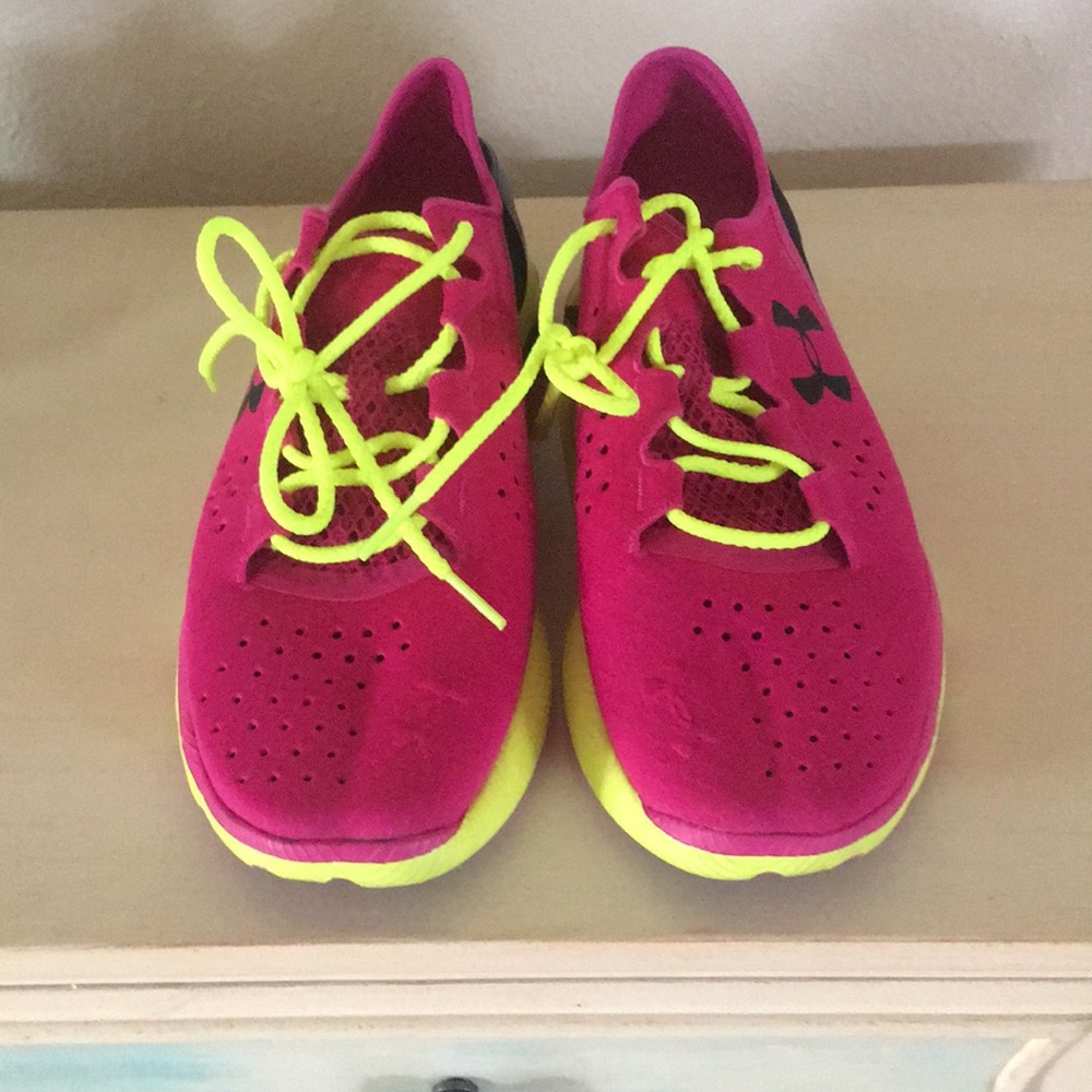 Woman size8 under armor gym shoes. Good condition